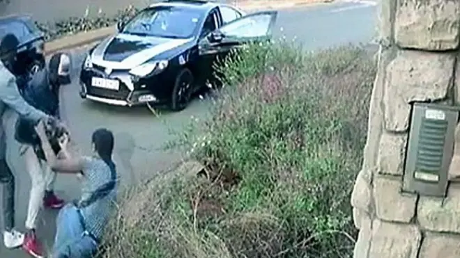 لصوص يحاولن خطف حقيبة من طالبة في جوهانسبرج.