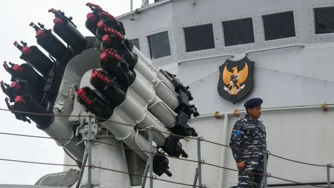 Prajurit TNI AL di atas KRI Tjiptadi-381 saat mengikuti upacara Operasi Siaga Tempur Laut Natuna 2020 di Pelabuhan Pangkalan TNI AL Ranai, Natuna, Kepulauan Riau, 3 Januari lalu.