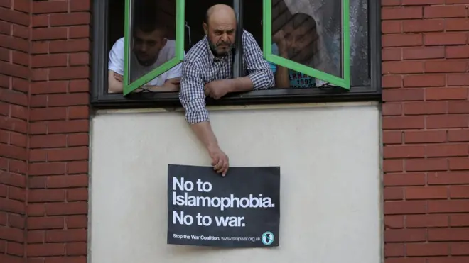 Londra'daki Müslüman Refah Evi'nin camından "İslamofobiye, savaşa hayır" dövizi sarkıtıldı.