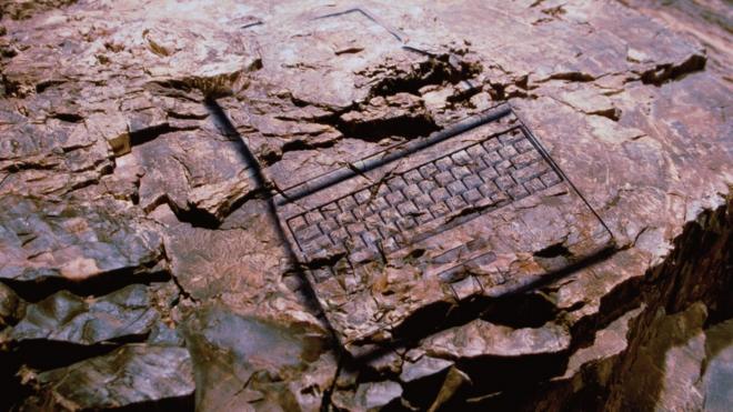 Conceptual: laptop fosilizado.