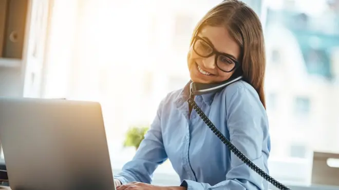 فتاة تعمل بهمة ونشاط وهي مبتسمة