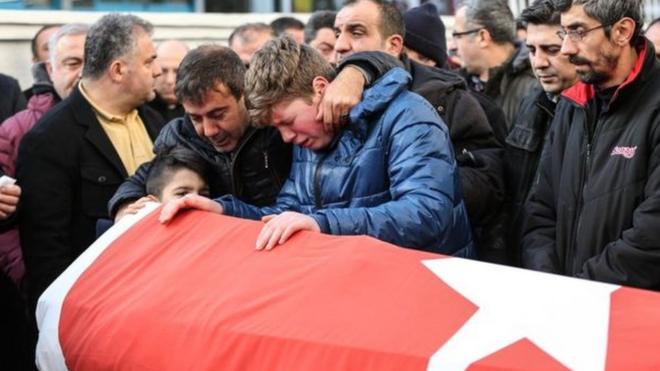 Familiares llorando tras el atentado en Estambul