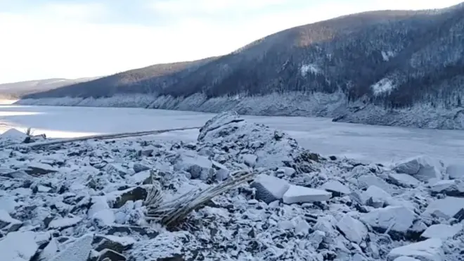 На месте обрушения сопки уже побывали местные жители, ученые и специалисты МЧС
