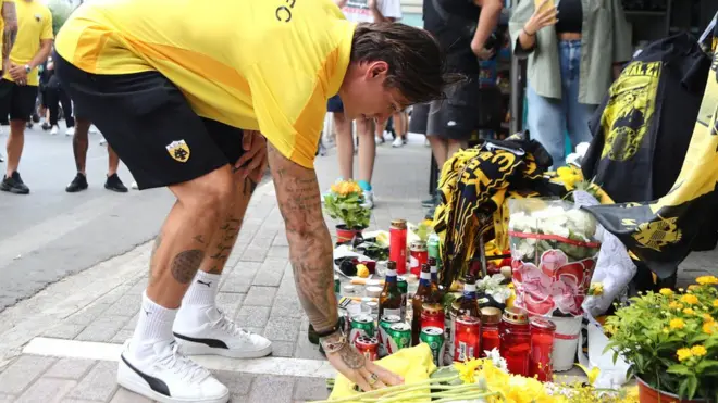 I fudbaleri AEK-a odali su poštu ubijenom navijaču atinskog kluba