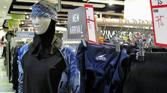 Купальный костюм "буркини" полностью закрывает тело и покрывает голову