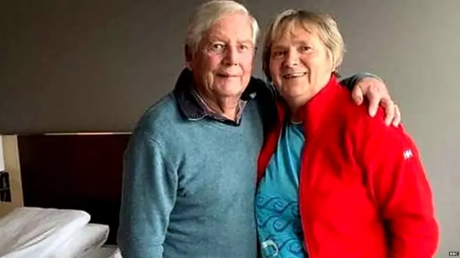 बचाए गए डेरेक अपनी पत्नी एस्टर के साथ