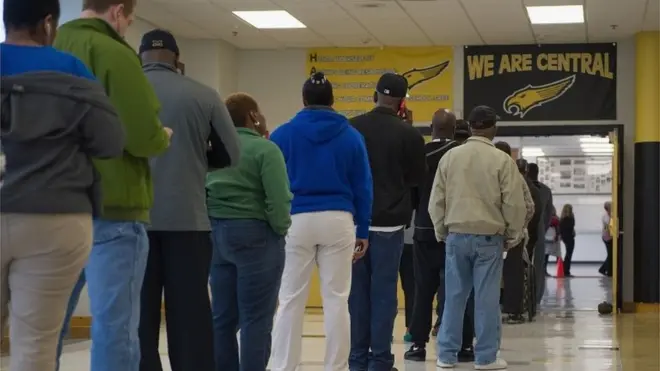 Missouri ştatında seçicilər növbəyə düzülüb