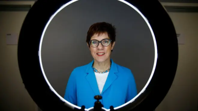 AKK, Mini Merkel ve Merkel'in Veliaht Prensesi lakaplarıyla bilinen Annegret Kramp-Karrenbauer, Almanya'nın en küçük eyaleti olan Saarlandlı