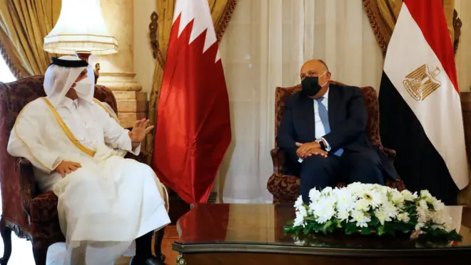 سلم وزير الخارجية القطري دعوة الشيخ تميم للرئيس السيسي لزيارة الدوحة خلال زيارته للقاهرة