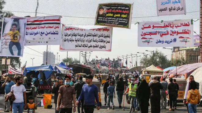 عراقيون يتظاهرون في ساحة التحرير بالعاصمة بغداد، يوم السبت 23 نوفمبر/ تشرين الثاني 2019.