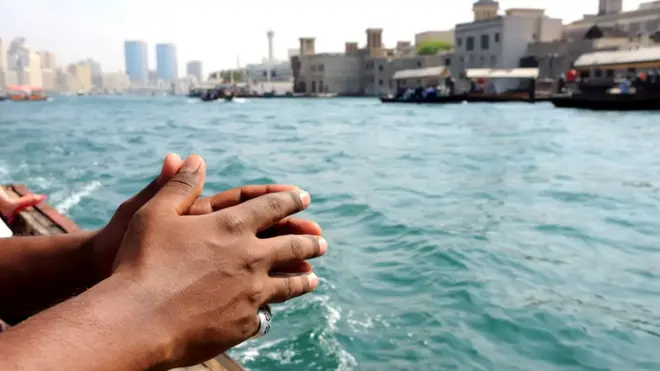 كيف يمكن أن يؤثر السفر إلى دولة أجنبية من أجل العمل لسنوات على شعورك بالهوية، والانتماء لدى عودتك إلى وطنك؟