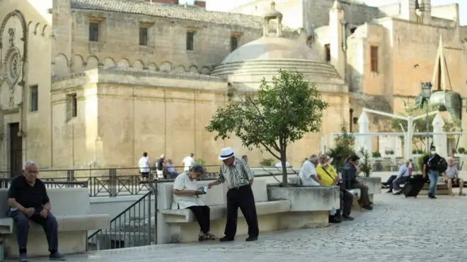 İtalya'da hükümetin bazı mekan ve etkinliklere giriş için "Covid sertifikası" şartı getirmesi üzerine aşı randevularında patlama yaşandı.