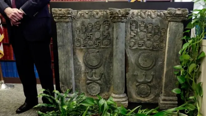 A 2nd Century Buddhist sculpture is displayed during a news conference in the office of the Manhattan District Attorney, in New York (27 April 2016)