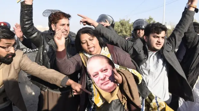 کارکنان جو کہ ایک قابل ذکر تعداد میں احاطہ عدالت کے باہر موجود تھے وہ اپنے لیڈر کے حق میں نعرے لگاتے رہے۔