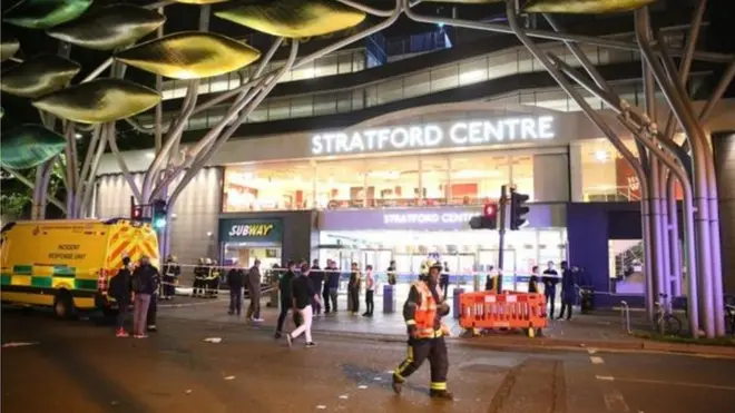 Seorang saksi mengatakan seorang korban berlari ke dalam Burger King untuk "mencuci wajahnya dari zat asam".