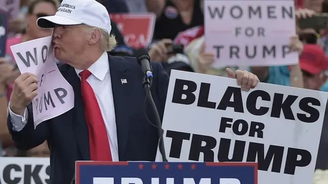 گذشتہ روز دو خواتین نے اخبار نیویارک ٹائمز کو بتایا کہ ٹرمپ نے بغیر اجازت ان سے دست درازی کی اور انھیں چوما