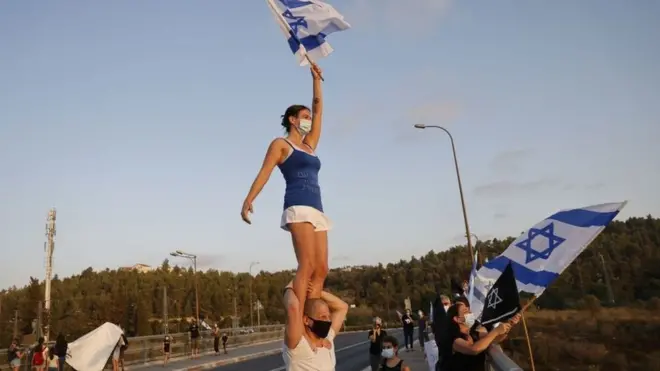 По мере снятия карантинных ограничений жизнь израильтян, многие из которых были недовольны их строгостью, возвращается в привычное русло