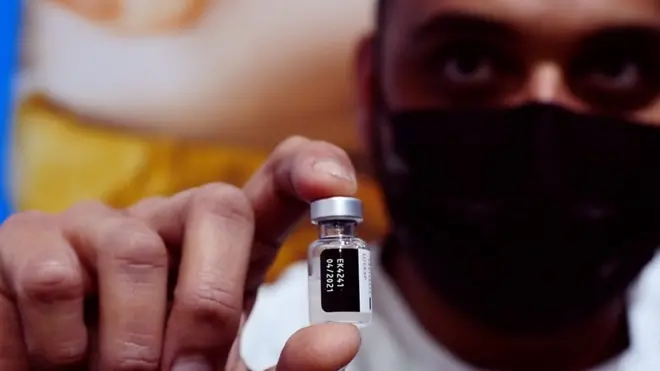 Медбрат с ампулой вакцины