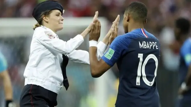 La "invasora" saluda a Mbappe antes de ser expulsada.