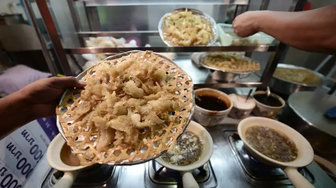 จากรายงานของ FinFreeThailand ร้านอาหารย่านเยาวราชสามารถขายซุปหูฉลามได้เดือนละ 20,000 ชาม