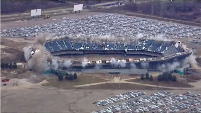 Арену в Детройте смогли снести только со второй попытки.