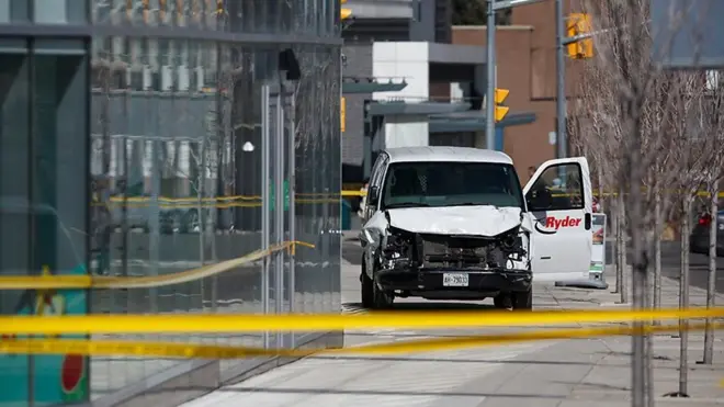 "Люди падали один за другим": очевидцы - о трагедии в Торонто