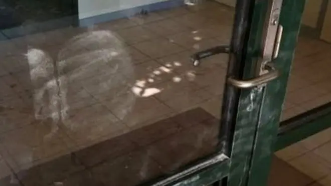 Huellas en la puerta de vidrio