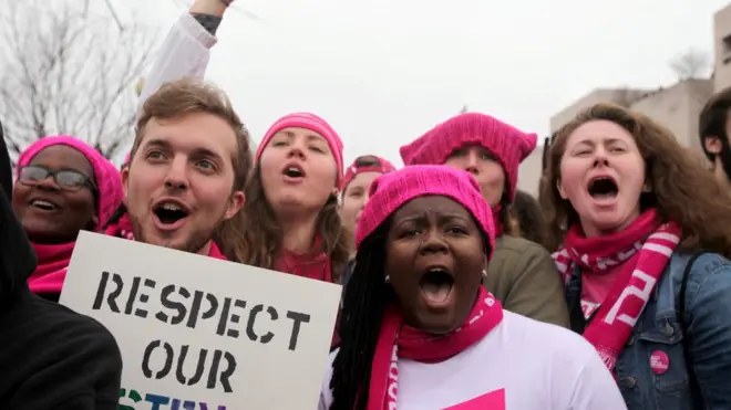 Miles de gorros rosas se vieron hoy en la protesta contra Trump en Washington D.C.