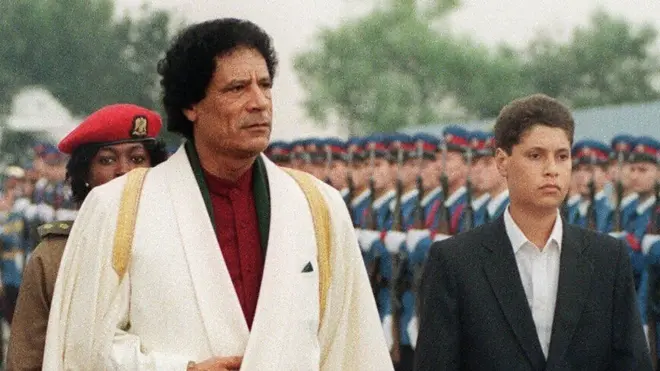 سيف الإسلام إلى جانب والده معمر القذافي