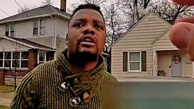 Ifoto yakuwe muri camera ya polisi, igaragaza Bwana Lyoya yahagaritswe