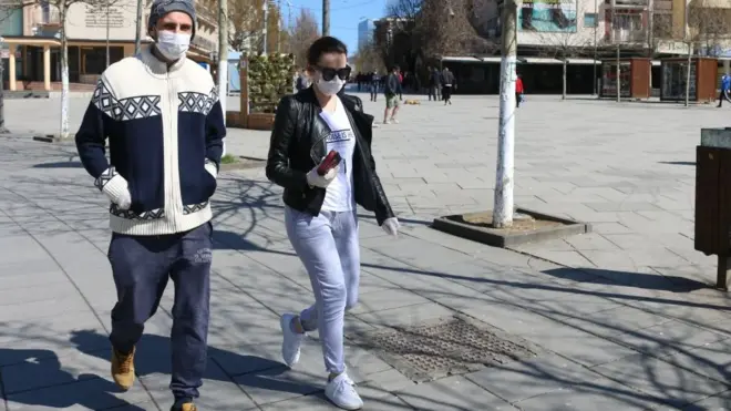 Mnogi stanovnici Mitrovice nisu sigurni koje mere da poštuju, pa poštuju i jedne i druge