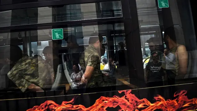 Darbe girişiminde yer aldıkları iddiasıyla gözaltına alınan askerler adliye sarayına götürülüyor