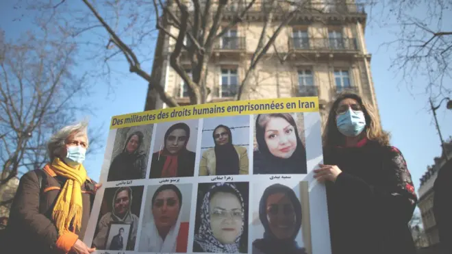 تجمع روز جهانی زن امسال در پاریس: صدها تن از زنان ایرانی به دلیل مخالفت با حجاب اجباری و نقض حقوقشان در ایران زندانی هستند