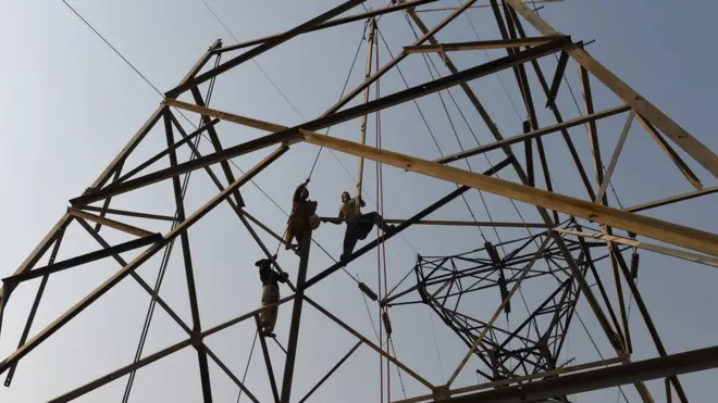 احسن اقبال کا کہنا تھا 'نئے منصوبوں کے ذریعے سستی بجلی پیدا کی جا سکے گی'