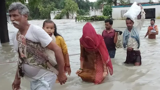 बाढ़ में फंसे लोग