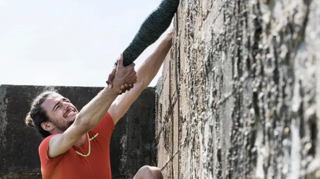 पुण्यात इमारतीवर लोंबकळणाऱ्या मुलांचा व्हीडिओ बघितला? 'असे' रील्स बनवणाऱ्यांना काय वाटतं? 