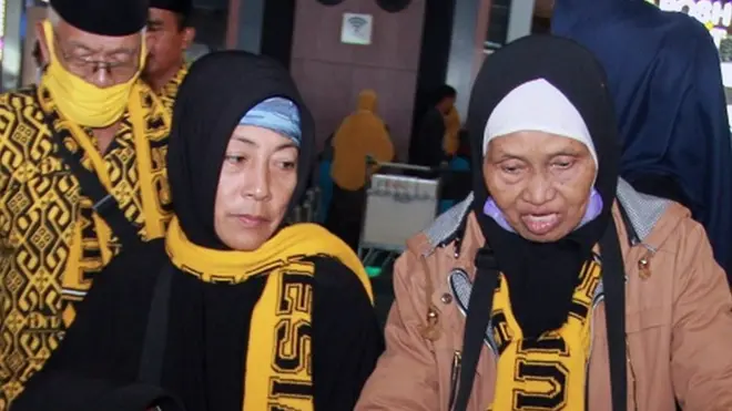 Calon jamaah umrah asal Metro Bandar Lampung meninggalkan bandara untuk kembali ke rumah masing-masing usai mengetahui adanya pembatalan penerbangan dari Terminal 3 Bandara Soekarno Hatta, Tangerang, Banten, Kamis (27/02).