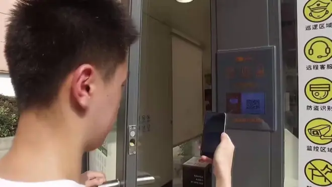 Чоловік відчиняє магазин самообслуговування