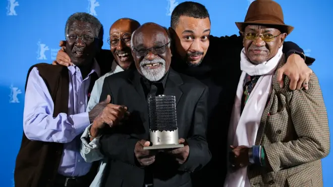 المخرج الشاب قسم الباري وسط مجموعة المخرجين السودانيين الأربعة الذين صورهم في فيلمه