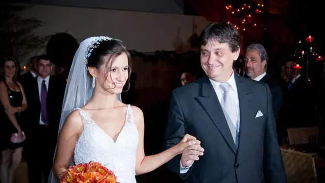 A médica Bianca Machado Cotta vestida de noiva, de mãos dadas com o pai Renato Machado Cotta. Ela foi uma das vítimas do acidente do voo 447 da Air France, no dia 1º de junho de 2009