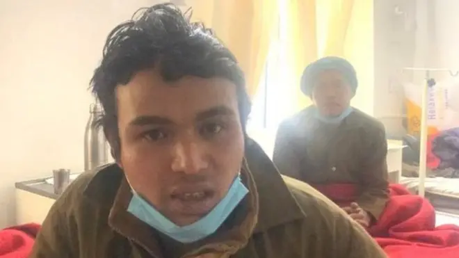 Bahadur berhasil mendapatkan sinyal seluler dan bantuan akhirnya tiba