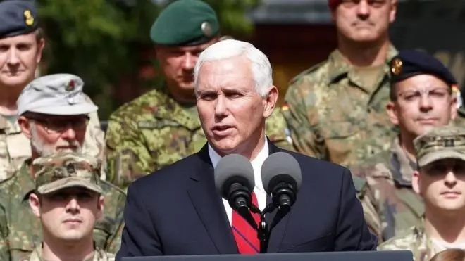 Майк Пенс під час зустрічі з військовими НАТО в Естонії