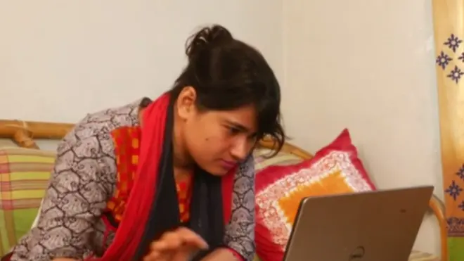 เด็กสาวมองจอคอมพิวเตอร์