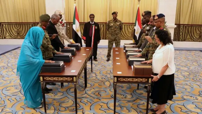 تقاسم المدنيون والعسكريون مجلس السيادة في السودان في أعقاب الإطاحة بالبشير