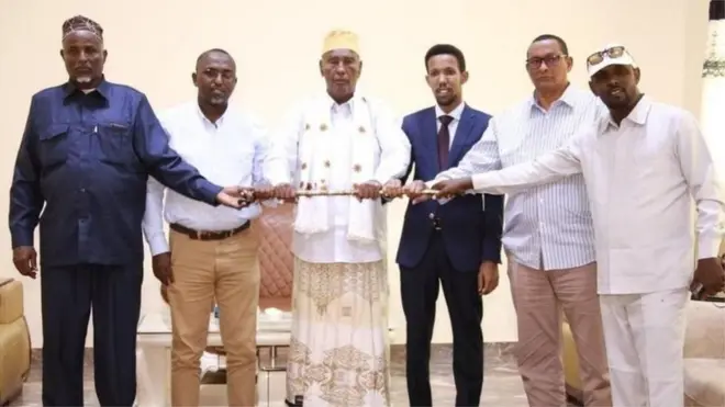 Yaasiin Fareey oo la sawiran Boqor Cabdullaahi Geeddi iyo qaar ka mid ah musharaxiinta kursiga HOB#67