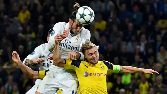 Игра головой - один из неотъемлемых атрибутов современного футбола и один из приемов, которые целенаправленно отрабатываются футболистами на тренировках