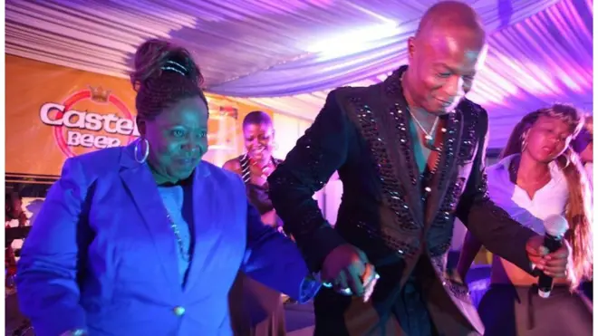 Koffi Olimidé en concert avec Patience Dabany