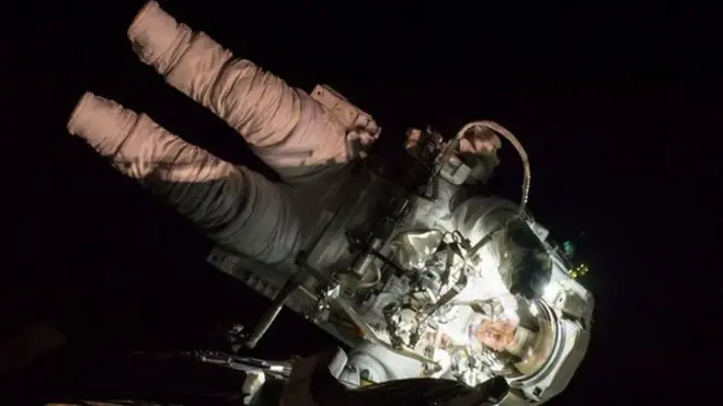 අජටාකාශයේ පියමන් කරමින්