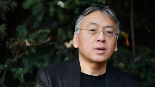 2017년 노벨문학상 수상자로 선정된 가즈오 이시구로가 런던에서 취재진의 질문에 답하고 있다.