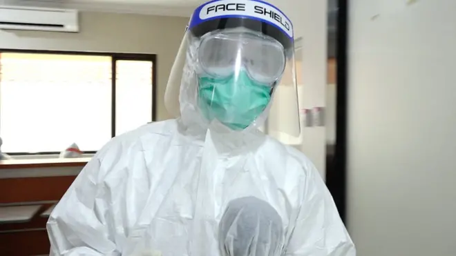 Jurnalis multimedia BBC Indonesia Silvano Hajid bersiap memasuki zona merah